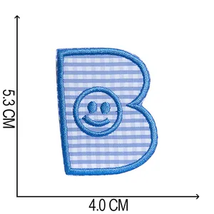 Detailansicht des blau karierten Buchstaben B Stickaufnähers mit Maßen 5,3 x 4,0 cm