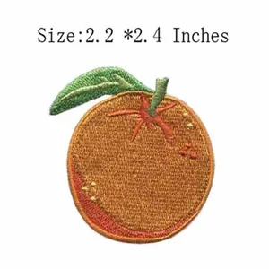 Detaillierte Nahaufnahme eines bestickten Orangen-Aufnähers, Größe 2,2 x 2,4 Zoll