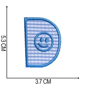 Detailansicht der blauen Gingham-Buchstaben-D-Stickerei mit Maßen 5,3 x 3,7 cm