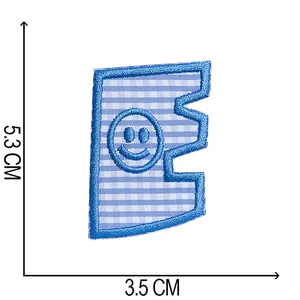 Detailansicht der blau-karierten Stickerei-Buchstabe E-Aufnäher, Maße 5,3x3,5 cm