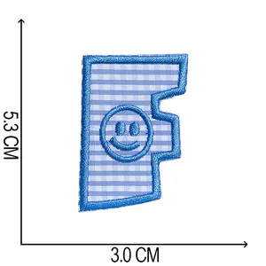 Blau karierter Aufnäher Buchstabe F mit Smiley-Gesicht, Größe 5,3 x 3,0 cm Details