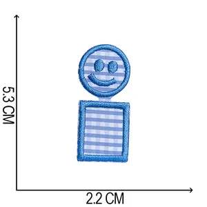 Detailansicht des blau karierten Smiley-Stickflickens mit den Maßen 5,3 x 2,2 cm