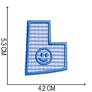 Kariertes besticktes Buchstaben-Patch mit Smiley für DIY-Kleidung