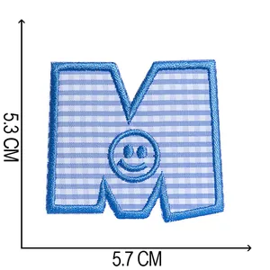 Blauer karierter gestickter Buchstabe M Aufnäher mit Smiley für DIY Kleidung Deko
