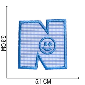 Blau karierter Buchstabe N Stickaufnäher mit Smiley-Gesicht für DIY-Bügelbilder Aufnäher