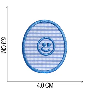 Detailansicht des karierten blauen Smiley-Stickflickens mit Maßangaben
