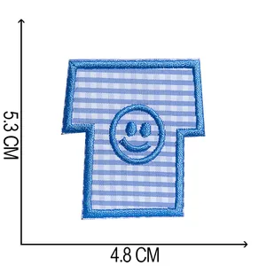 Detailansicht eines blau karierten T-Shirt-Stickflickens mit Smiley und 5,3x4,8cm Maßen