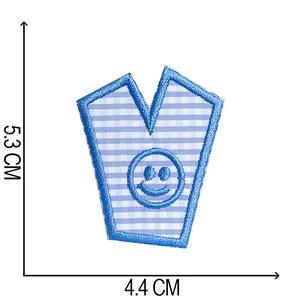 Blau gestreifter bestickter Buchstabe V Aufnäher mit Smiley, Größe 5,3x4,4 cm.