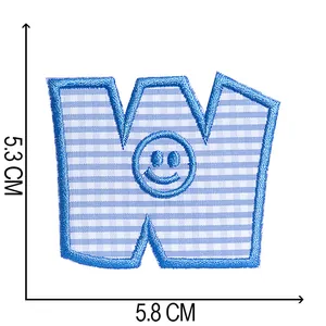 Detailansicht eines blau-weiß karierten Buchstaben W Bügelbildes, 5,3x5,8 cm