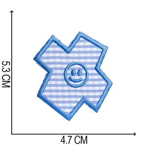Detailansicht des 5,3x4,7 cm blau karierten Smiley-Stickflickens mit Maßangaben für DIY