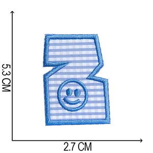Detailansicht des blau karierten Buchstabens Z Stickerei-Patch mit Smiley, 5,3x2,7cm.