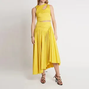 Elegante conjunto de dos piezas amarillo con top corto sin mangas y falda plisada