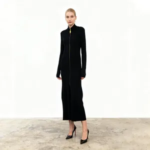 Elegante abito lungo in maglia a coste nero con maniche lunghe e cerniera a vestibilità slim
