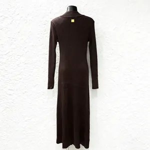 Dettaglio del retro di un abito lungo in maglia a coste marrone a maniche lunghe
