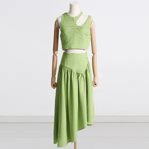 Elegante conjunto de dos piezas verde con top corto plisado y falda midi asimétrica