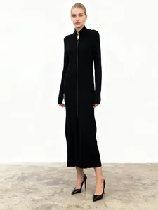 Elegante abito midi in maglia a coste nero con zip frontale e maniche lunghe