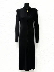 Elegante abito lungo in maglia nera con cerniera integrale e cursore a foglia