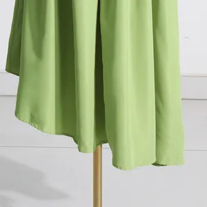 Primer plano detallado del dobladillo plisado de una falda de moda verde claro