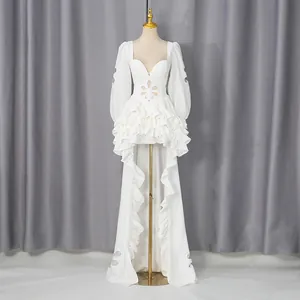 Luxe lange witte jurk in Franse hofstijl met gelaagde ruches en uitgesneden details
