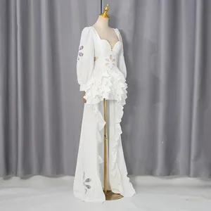 Detailweergave van witte Franse paleisstijl jurk met ruches en elegante uitsnijdingen