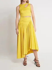 Elegante conjunto amarillo de dos piezas con top corto y falda plisada asimétrica