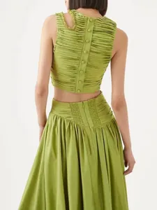 Elegante conjunto de dos piezas verde con top corto plisado y falda larga a juego