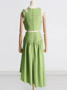 Conjunto de dos piezas verde con top corto plisado y falda midi de talle alto