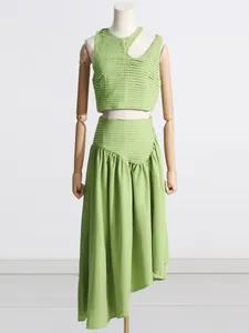 Conjunto de dos piezas verde claro a la moda con top corto plisado y falda asimétrica