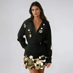 Vista completa de conjunto negro de dos piezas con grandes lentejuelas doradas