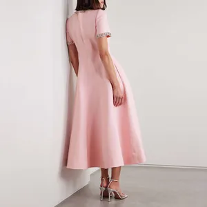 Elegantes rosa Maxikleid mit funkelndem Strass-Kragen und femininer A-Linie Design