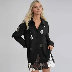 Vista detallada de conjunto de camisa y falda negra con grandes lentejuelas plata en modelo