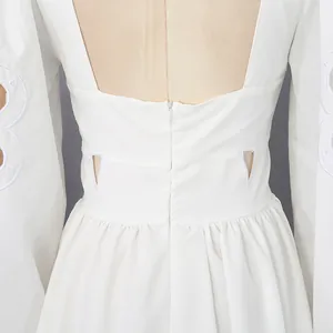 Achterkant detail van een witte jurk in Franse stijl met opengewerkte taille