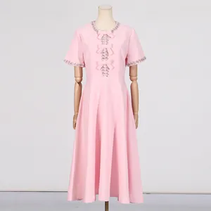 Elegantes rosa A-Linien-Midikleid mit Schleife und Strassdetails auf Schaufensterpuppe