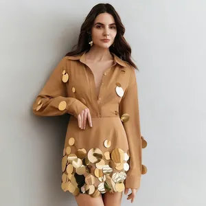 Primer plano de un elegante conjunto de top de manga larga y falda de lentejuelas