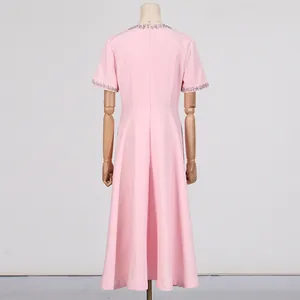 Rückansicht eines rosa Kurzarmkleids mit Strasskragen-Details an einer Schaufensterpuppe