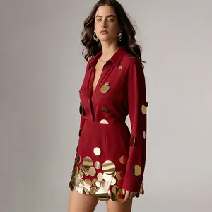 Detalle del conjunto rojo elegante con top de manga larga y falda de lentejuelas doradas