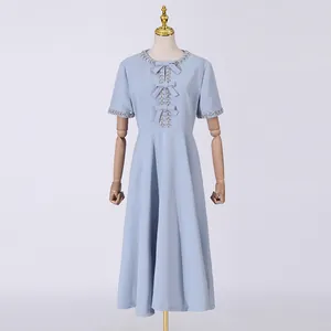 Elegantes hellblaues kurzärmeliges Midikleid mit Strass-Ausschnitt und süßen Schleifendetails