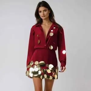 Elegante conjunto de camisa granate de manga larga y falda con grandes lentejuelas