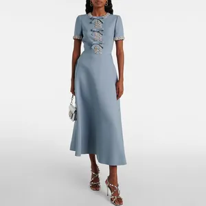Elegantes hellblaues Midikleid mit Strasskragen und dreifachen Schleifendetails vorne