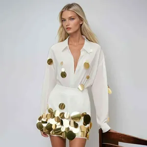 Elegante conjunto blanco de dos piezas con camisa de manga larga y falda de lentejuelas