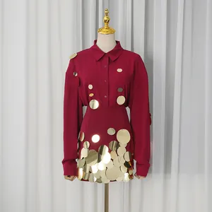 Elegante conjunto de dos piezas burdeos con camisa de manga larga y minifalda de lentejuelas