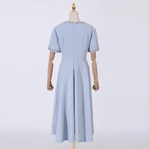 Rückansicht von hellblauem süßem Midikleid mit Strasshals und Ärmeldetails