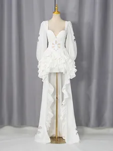 Elegante witte jurk in Franse stijl met gelaagde ruches en lange sleep op een paspop.