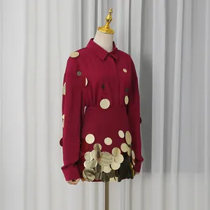 Elegante conjunto de camisa granate de manga larga y minifalda de lentejuelas doradas