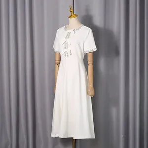 Elegantes weißes Midikleid mit strassbesetztem Kragen und süßen Schleifen-Applikationen