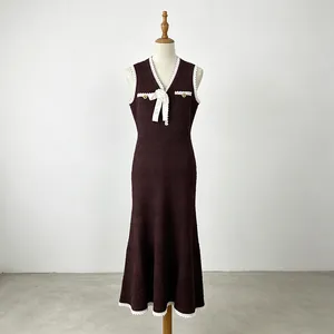 Elegant sleeveless knitted fishtail dress with white floral accent and high waist design