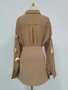 Vista trasera detallada del conjunto de top camel con lentejuelas doradas y falda