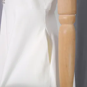 Detailansicht der Seitentasche eines weißen, eleganten und süßen langen Kleides