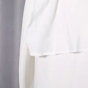 Detailansicht der zarten weißen Chiffon-Rüschenlagen und der Textur des Kleides