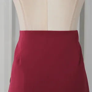 Primer plano detallado de la cintura de una elegante falda roja de talle alto en maniquí